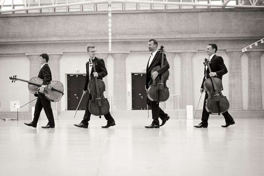 Czterech mężczyzn z wiolonczelami