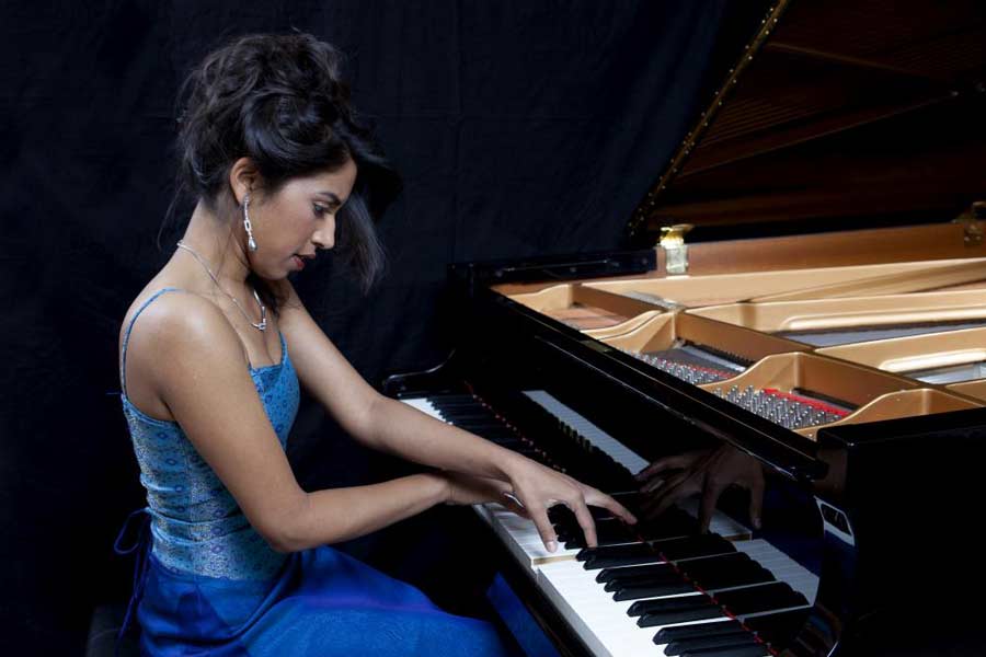 Pallavi Mahidhara / fot. archiwum artystki Kobieta przy fortepianie